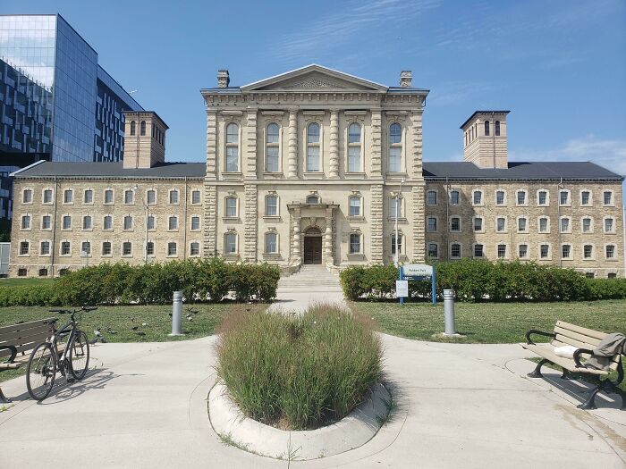 La antigua cárcel de Don (1864) en Toronto se convirtió en oficinas para el nuevo hospital construido al lado en 2013