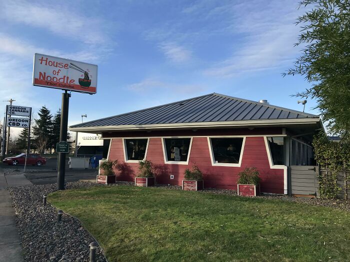 Former Pizza Hut In Albany, Oregon. Now House Of Noodle