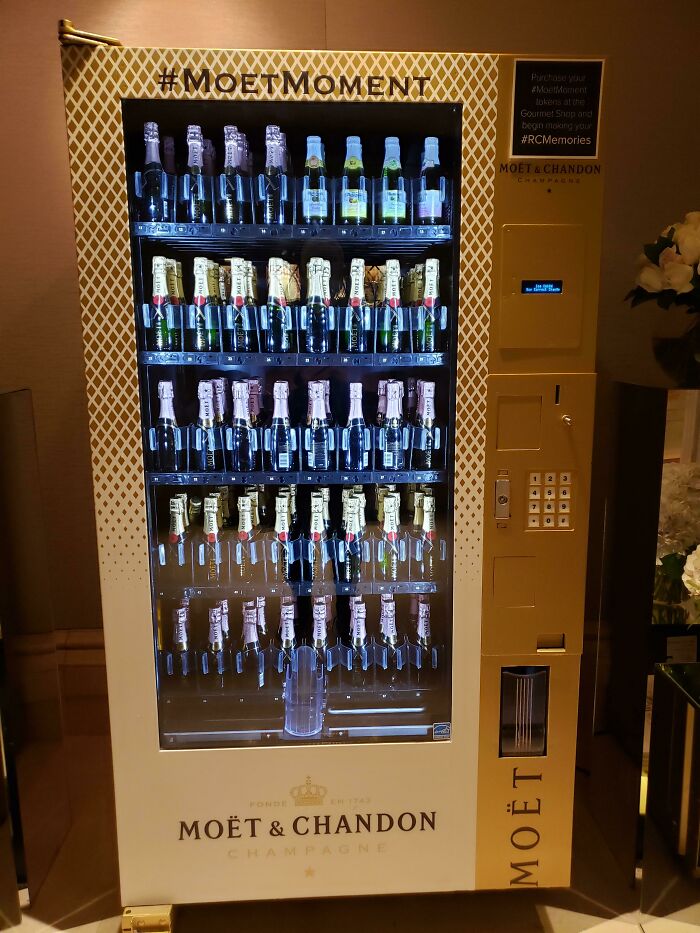El hotel en el que me hospedo tiene una máquina expendedora de champagne