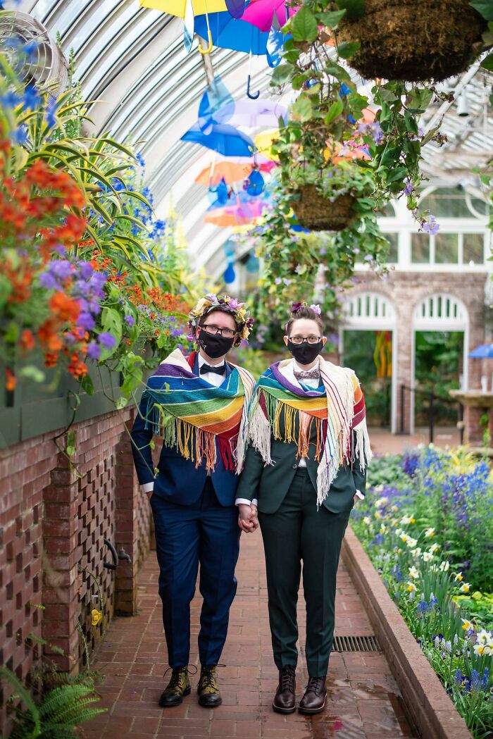 Hoy es el Día de la Visibilidad Lésbica ¡y qué mejor día para compartir esta foto en la que llevamos los chales de arcoiris que tejí para nuestra gran boda lésbica!