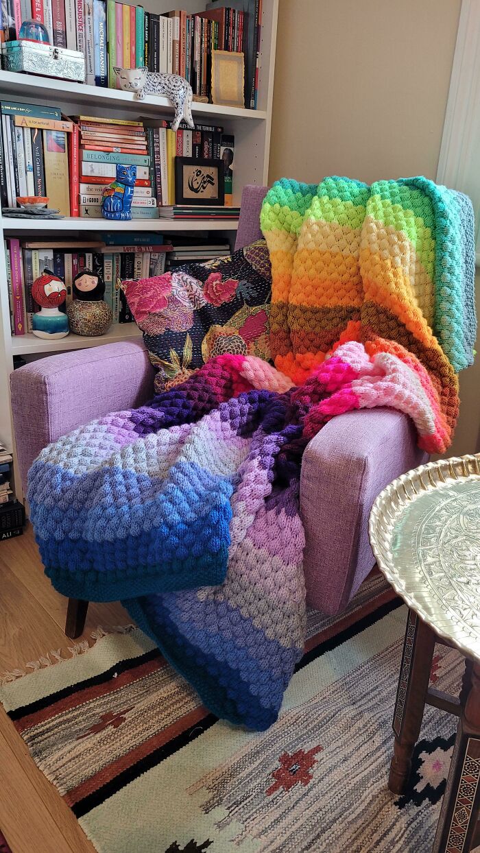 Mi primer trabajo terminado: una manta con colores alegres en punto burbuja