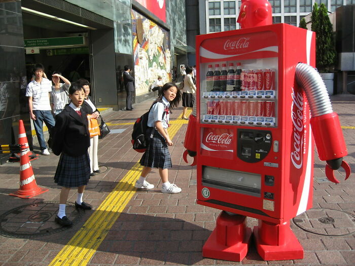 Máquina expendedora que camina como un robot japonés