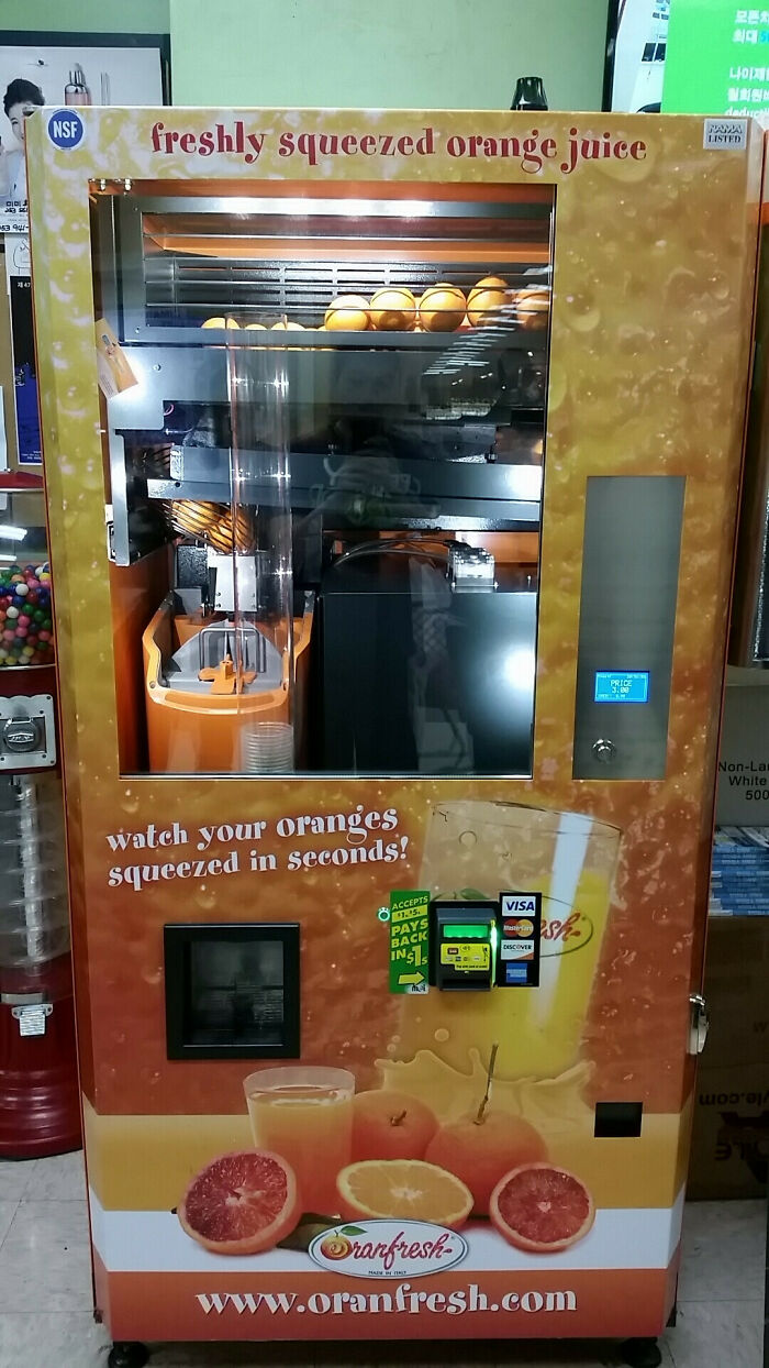 Esta máquina expendedora te exprime jugo de naranja fresco