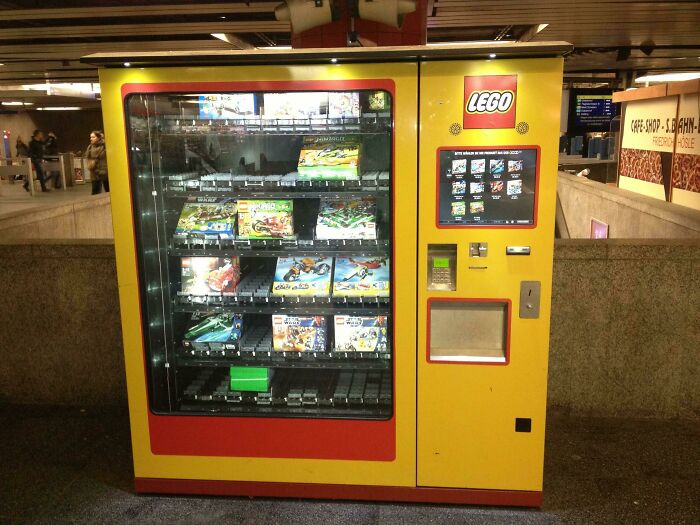 There Exists A Vending Machine The Munich Train Station Just For Legos