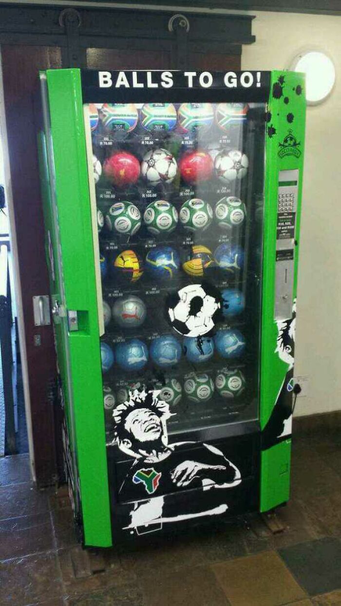 Máquina expendedora de balones de fútbol en Sudáfrica