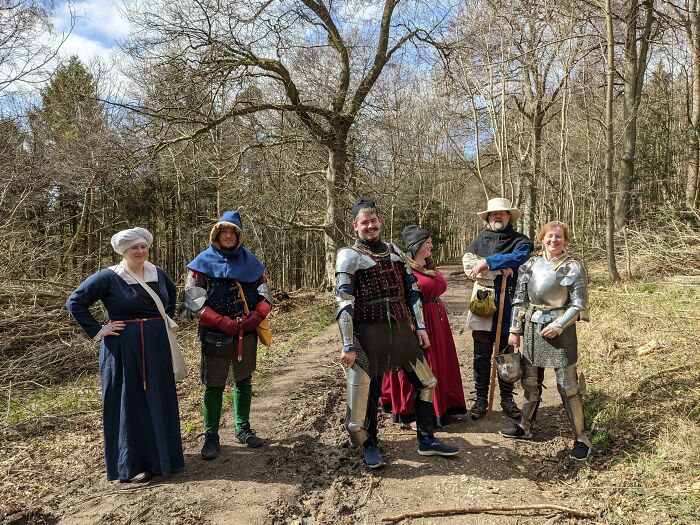 Este grupo que encontramos en un bosque caminando casualmente con trajes medievales