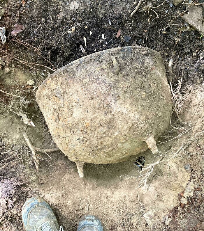 Un caldero de hierro fundido que encontré enterrado en mi bosque