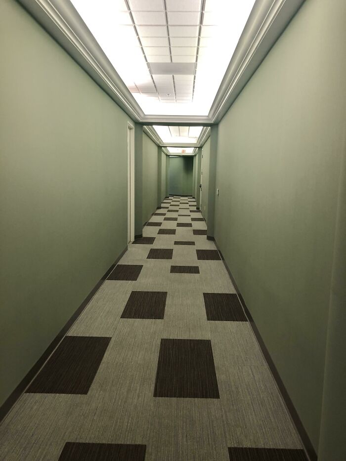 El pasillo de la oficina de mi dentista parece una escena de Stanley Kubrick