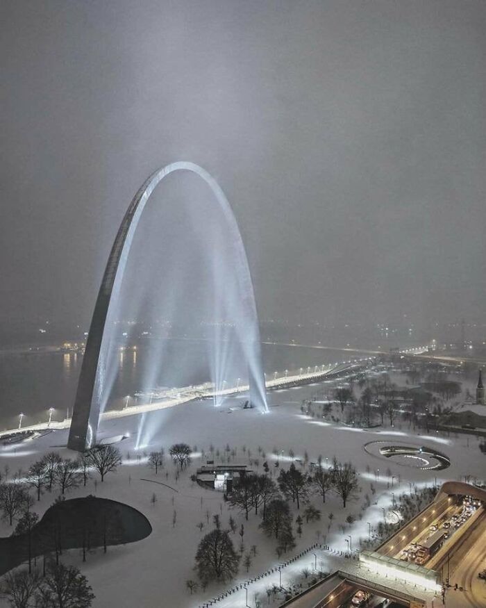 El arco Gateway en San Luis, Missouri, durante la reciente tormenta de nieve