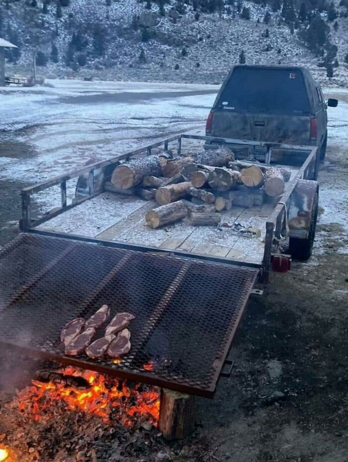 Cocinar algunos filetes en el camión