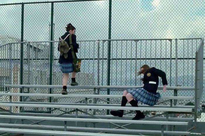In The Princess Diaries (2001), The Scene Where Mia Trips And Falls In The Bleachers Wasn’t A Part Of The Script. Anne Hathaway Had Accidentally Slipped In A Puddle. Director Garry Marshall Liked It So Much That He Decided To Keep It In The Movie