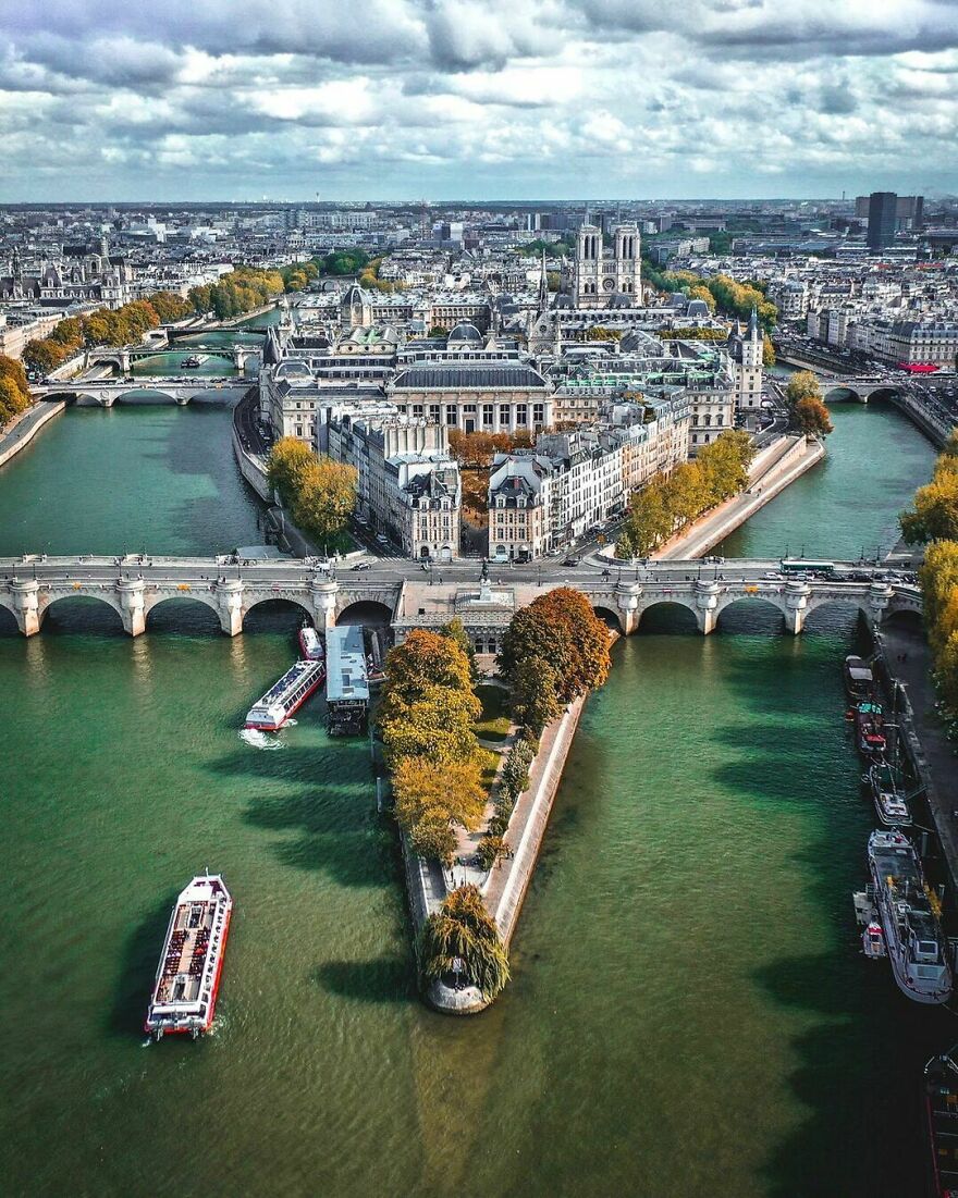 Le Pont Neuf In Paris, France