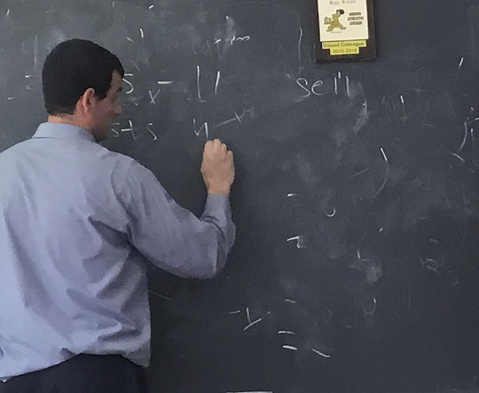 Este profesor no borra la pizarra del todo y sigue usándola