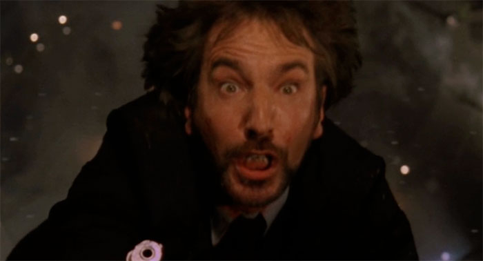 En La Jungla de Cristal (1988), cuando se rodaba la escena de la muerte de Gruber, se le dijo a Rickman que lo dejarían caer a la cuenta de tres. El director contó hasta dos antes de dejarle caer, haciendo que su reacción fuera genuina