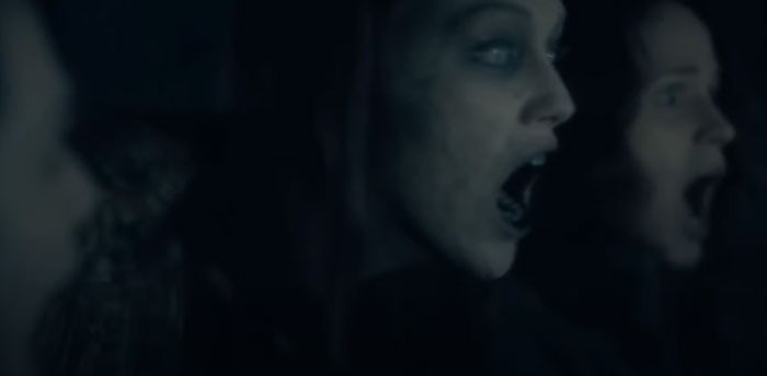 One Of The Many Jump Scares In Season One Of Haunting Of Hill House Wasn't Entirely Scripted And Terrified Actress Kate Siegel And Elizabeth Reeser. The Director Instructed Victoria Pedretti To Pop Out Earlier In This Scene Than Expected To Get Their Real Reaction