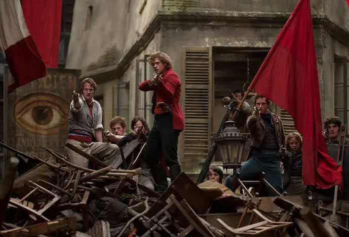 Para recrear el espíritu revolucionario, el reparto de Los Miserables tuvo que construir una barricada en 10 minutos. Las cámaras estaban rodando y lo que hicieron acabó siendo utilizado en la película final