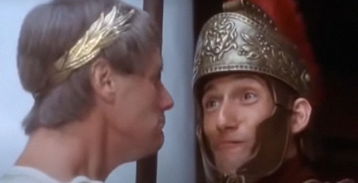 En La Vida de Brian de los Monty Python, la reacción del soldado durante la famosa escena de Pijus Magnificus es completamente genuina. Era un extra al que le habían dicho simplemente que no se riera y no tenía ni idea de lo que iba a ocurrir