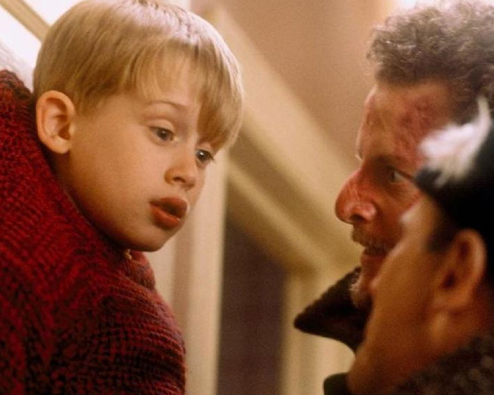 In The Scene Where The Bandits Finally Capture Culkin’s Kevin, They Hang Him Up On A Coat Hook, And Pesci Threatens To Bite His Fingers Off. He Then Proceeds To Bite Them – For Real! Culkin Still Bears The Scars From That Scene Today