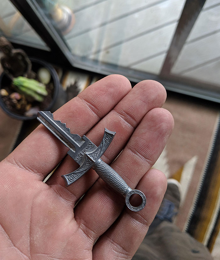 La llave de la casa de mi amigo tiene forma de espada