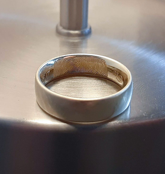 Nuestros anillos de boda están grabados con láser con la huella dactilar de cada uno
