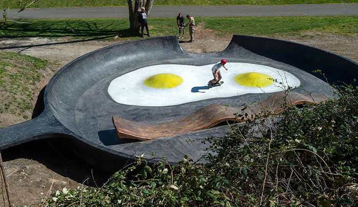 Hay un parque de patinaje con forma de huevos y tocino a una hora de Seattle