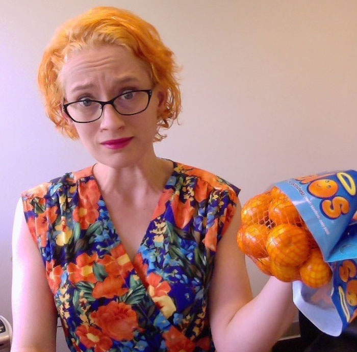 La vez que accidentalmente me teñí el pelo de naranja y luego me vestí accidentalmente como una bolsa de naranjas