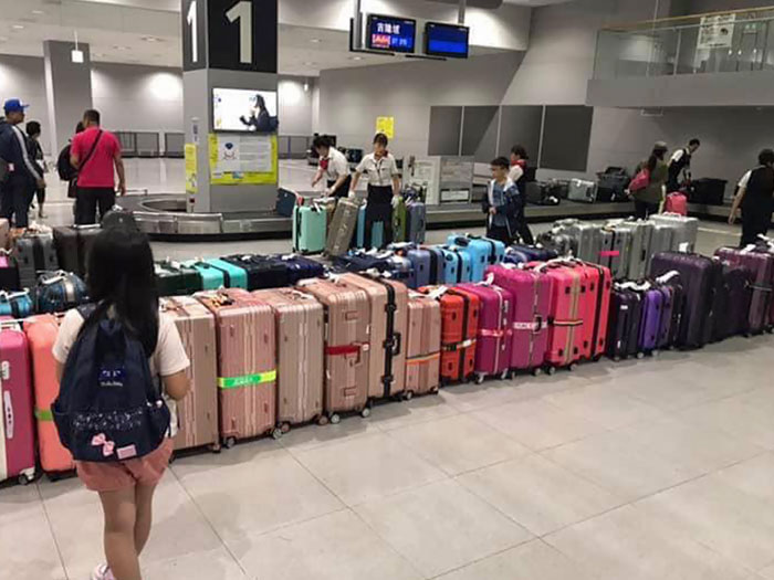 En los aeropuertos japoneses, los encargados del equipaje lo ordenan por colores para que sea más fácil encontrarlo