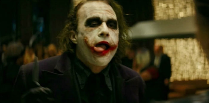 En El Caballero Oscuro (2008), el Joker se lame constantemente los labios. Esto se debe a las cicatrices protésicas que llevaba Heath Ledger. Se le caían, así que Heath se lamía los labios para mantenerlas en su sitio. Poco a poco, se convirtió en parte del personaje del Joker