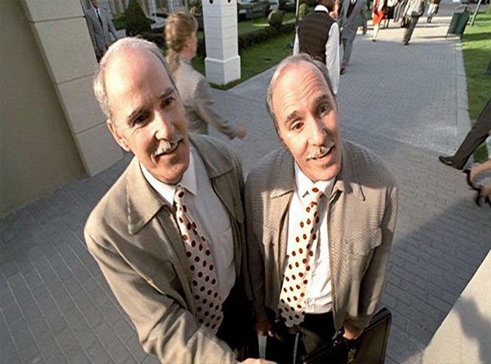 En El show de Truman (1998), los gemelos idénticos son interpretados por Ron y Don Taylor, dos policías que trabajaban en el rodaje como guardias de seguridad. El director Peter Weir vio lo simpáticos que eran con el reparto y el equipo de la película, así que los contrató como actores