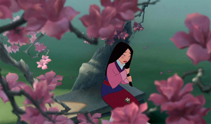 En Mulan (1998), Mulán se toca mucho el pelo porque los animadores se dieron cuenta de que la actriz de voz de Mulán, Ming-Na Wen, se tocaba mucho el pelo mientras grababa. Así que se lo añadieron al personaje