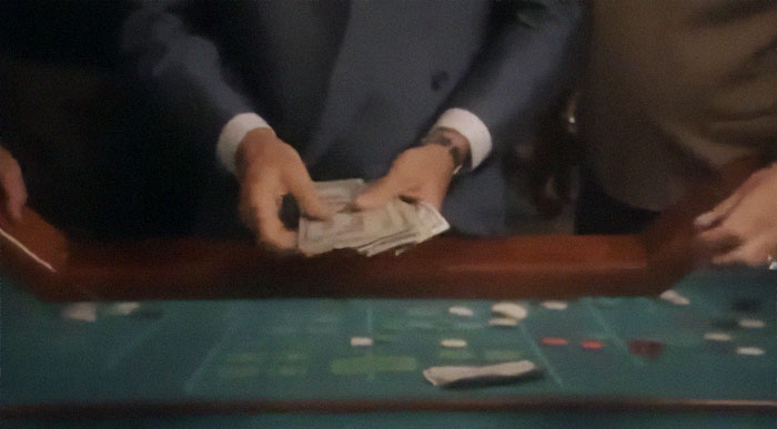 En Uno de los Nuestros (1990), a Robert De Niro no le gustaba cómo se sentía el dinero falso en su mano e insistió en usar dinero real. Así que el director de atrezo sacó varios miles de dólares de su propio dinero para utilizarlos. Al final de cada toma, nadie podía abandonar el plató hasta que se devolviera y contara todo el dinero