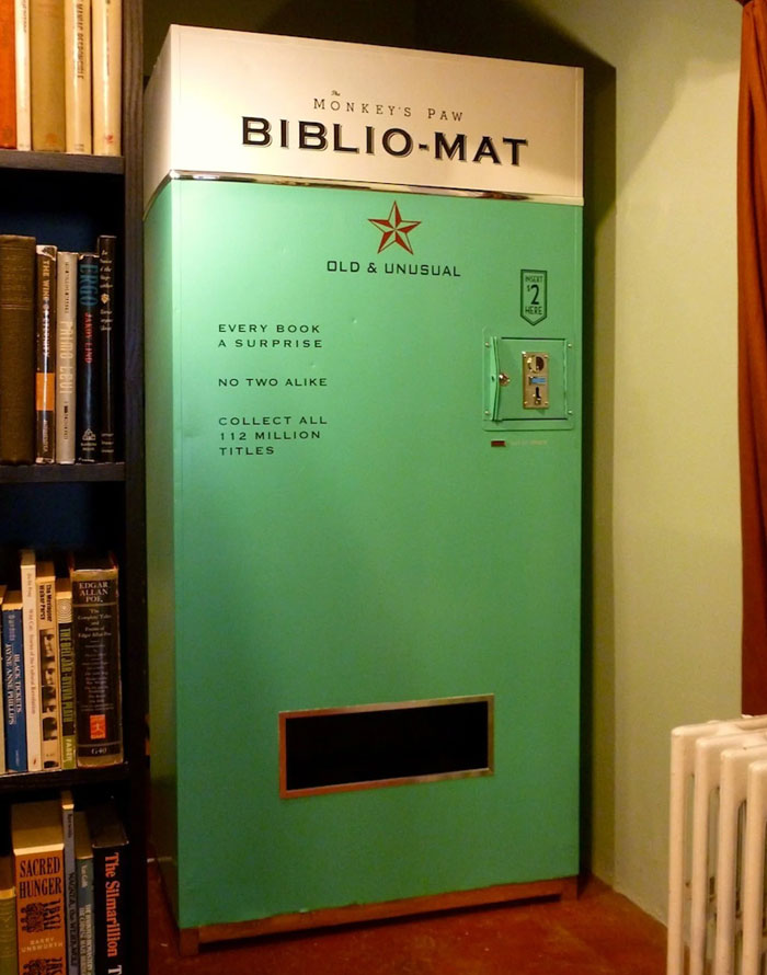 Esta máquina expendedora despacha un libro al azar por 2 dólares