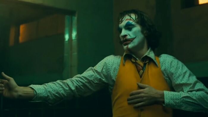 En Joker (2019), Joaquin Phoenix improvisó el icónico baile en el baño. Originalmente, Arthur estaba destinado a mirarse en el espejo y contemplar tranquilamente sus acciones, pero después de escuchar parte de la música del compositor, Phoenix pensó que el baile era más apropiado
