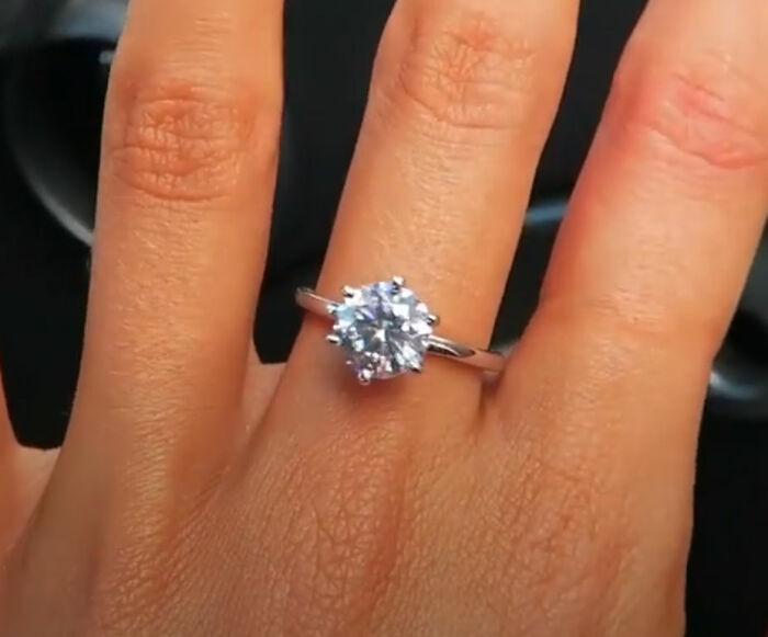 Este hombre le regaló un anillo de diamante falso a su novia cazafortunas, y accidentalmente se vengó cuando ella intentó venderlo