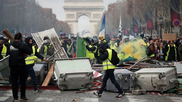 protesters-wearing-yellow-vests-a-symbol-of-a-french-drivers-protest-against-higher-fuel-prices-build-a-barricade-during-clashes-on-the-champs-elysees-in-paris_6131716-60d5af2a5be0c.jpg