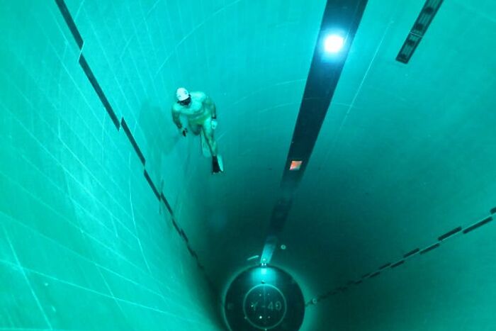 Piscina de 40 metros de profundidad en Padua, Italia. Esa "plataforma de aterrizaje" en el fondo me asusta especialmente