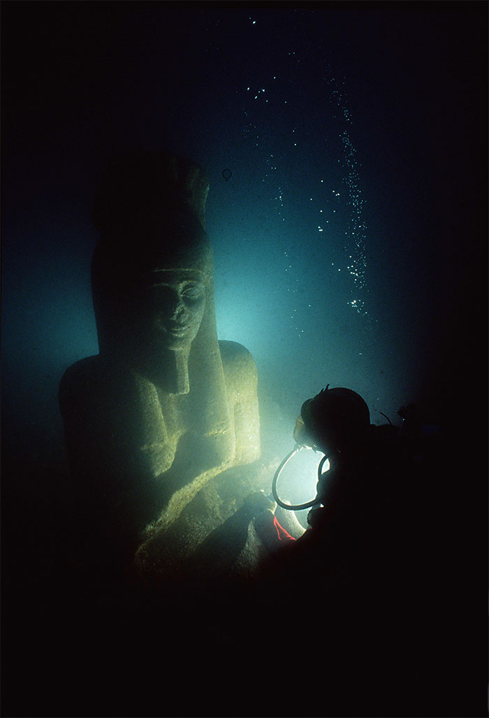 Tras 2300 años bajo el agua, se ha redescubierto un alijo de reliquias antiguas frente a la costa de Thonis-Heraclion, en Egipto. Han estado esperando, observando