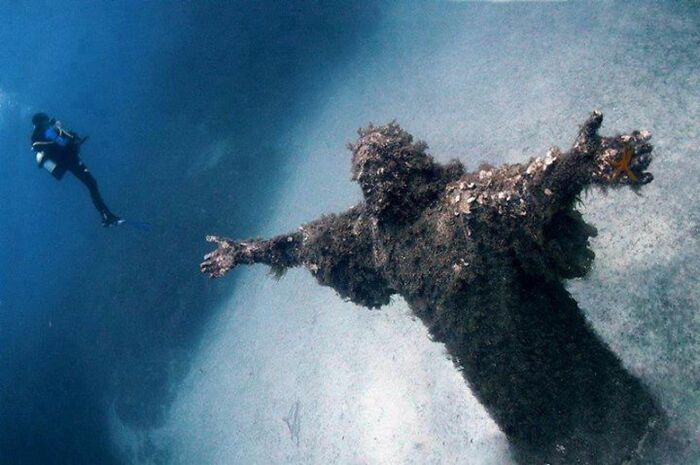 Awesome (Terrifying) Bronze Statue Of The Christ Of The Abyss In San Fruttuoso, Italy