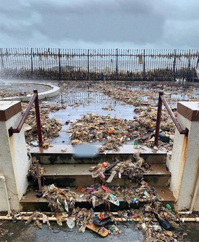 El ritual anual de los monzones: el océano de Mumbai devuelve lo que se ha vertido en él