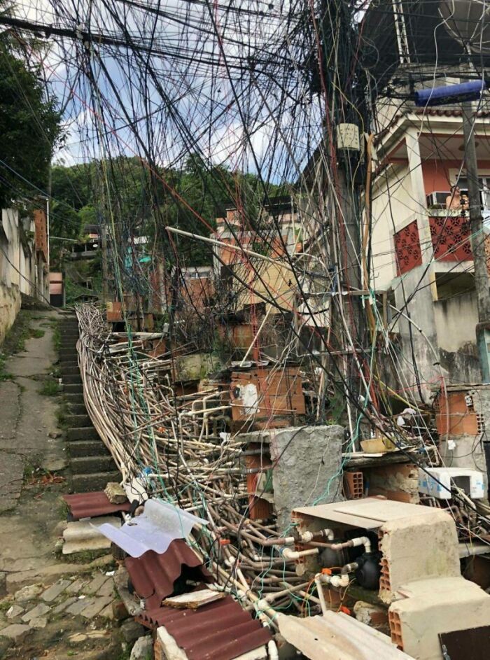 Cableado eléctrico y tuberías de agua en una favela brasileña