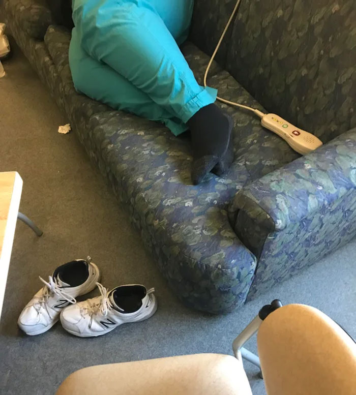  Mi compañero de trabajo se quita los zapatos malolientes y duerme en la sala de descanso mientras almorzamos