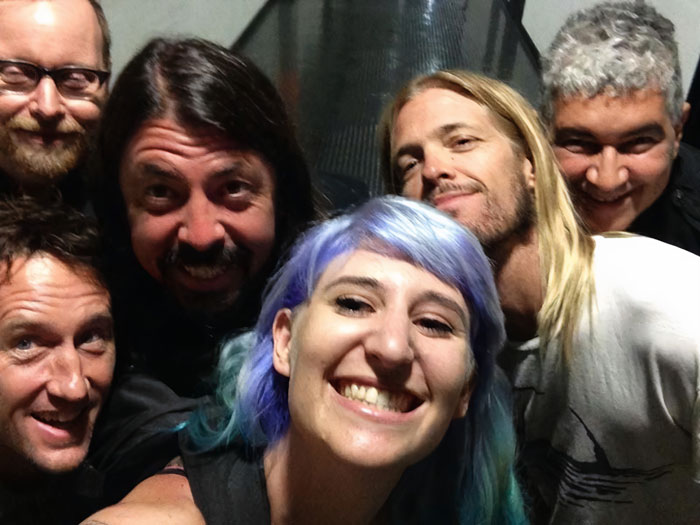 Ayer conocí a mi héroe Dave Grohl y me tomé una selfie con los Foo Fighters. El manager de la gira casi me mata