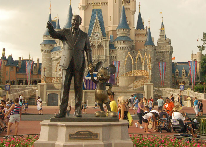 22 Secretos laborales muy jugosos compartidos por ex-empleados de parques temáticos de Disney