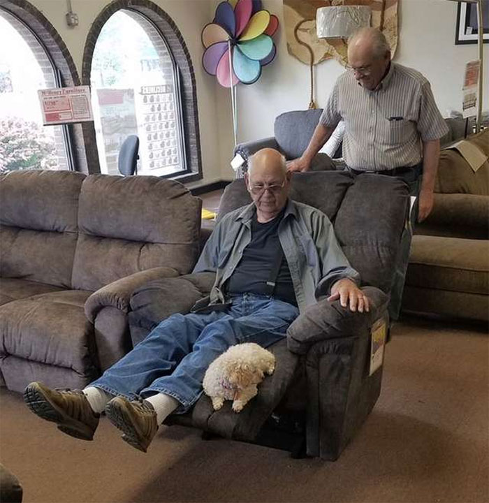 Este abuelo lleva a su perro a la tienda de muebles para asegurarse que también le guste el sillón