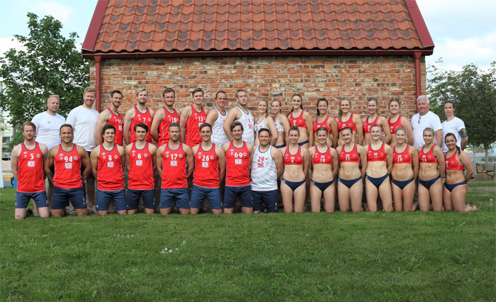 La decisión de multar al equipo femenino noruego de balonmano por elegir pantalones cortos en vez de bragas de bikini causa confusión e indignación