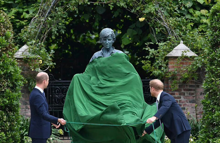 En el 60º cumpleaños de la princesa Diana, sus hijos el Príncipe Harry y el Príncipe William honraron a su madre inaugurando su estatua a pesar de las tensiones entre ellos