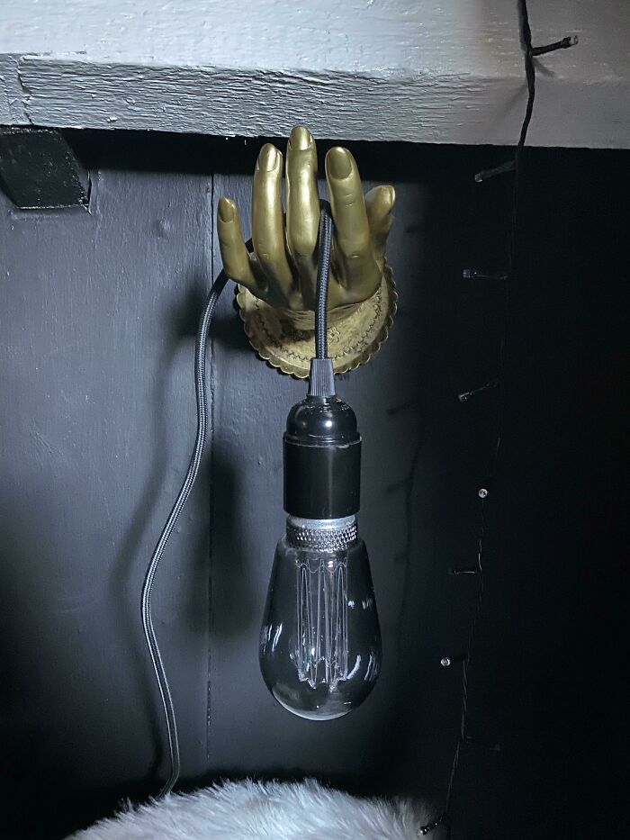  ¡Transformé una vieja mano de maniquí y una bandeja dorada de metal en una luz! (No fue mi idea, vi algo similar en línea)