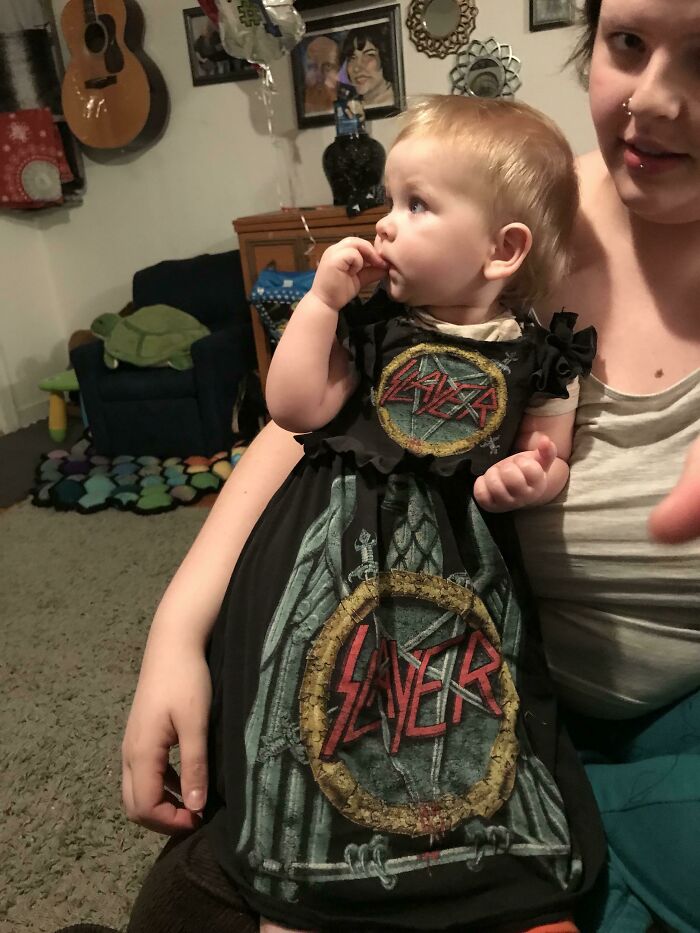 Mi esposo me dio algunas de sus viejas camisetas de bandas, así que hice un vestido para nuestra hija