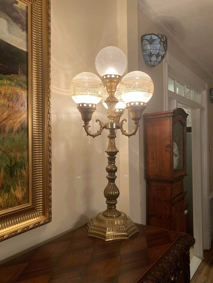Un par de lámparas viejas que encontré en Facebook Marketplace por muy poco dinero. Creo que quedan muy bien en nuestra casa victoriana, pero mi prometido las odia.