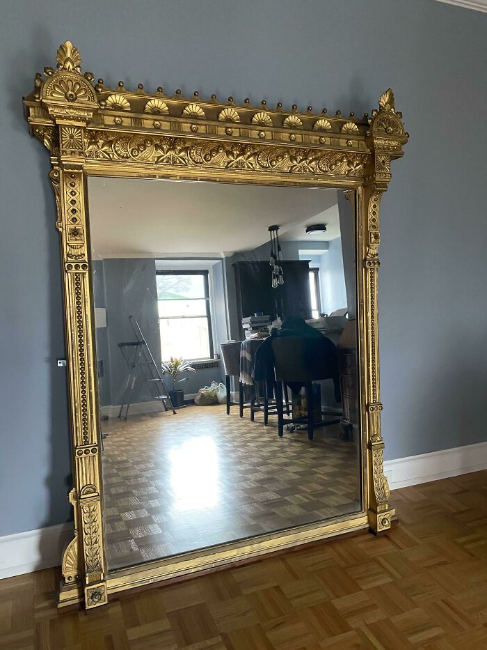 Espejo victoriano de 1870 destinado a colocarse sobre una repisa de chimenea (es difícil distinguirlo en la foto, pero mide aproximadamente 1.80 m y 1.50 m de ancho).